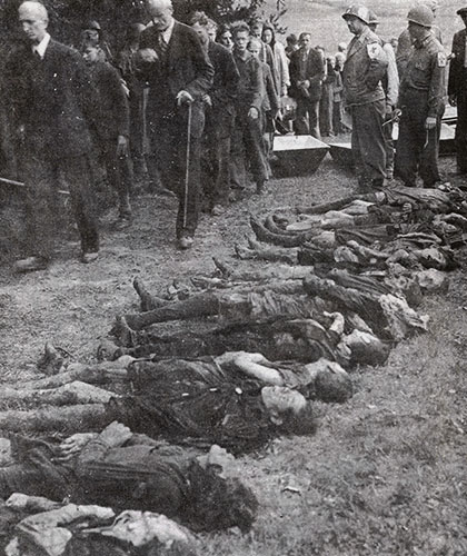 Civiles Alemanes son obligados a desfilar ante los cadaveres de 30 mujeres obligadas a morir de inanicion por las tropas Alemanas.