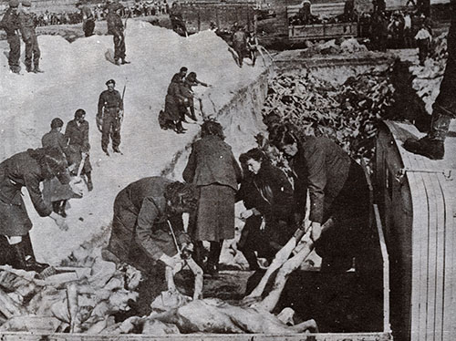 Mujeres Alemanas descargando a las victimas de Belsen para ser enterradas en una fosa comun