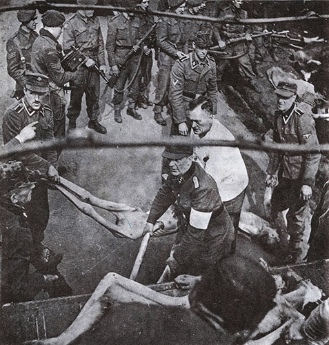 Nazis cargan a victimas de Belsen para ser enterradas.