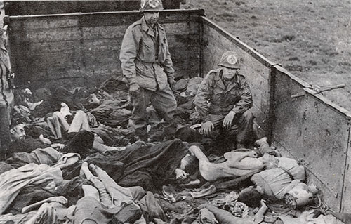 Medicos militares norteamericanos examinan los restos de prisioneros muertos a manos de los Nazis en Dachau